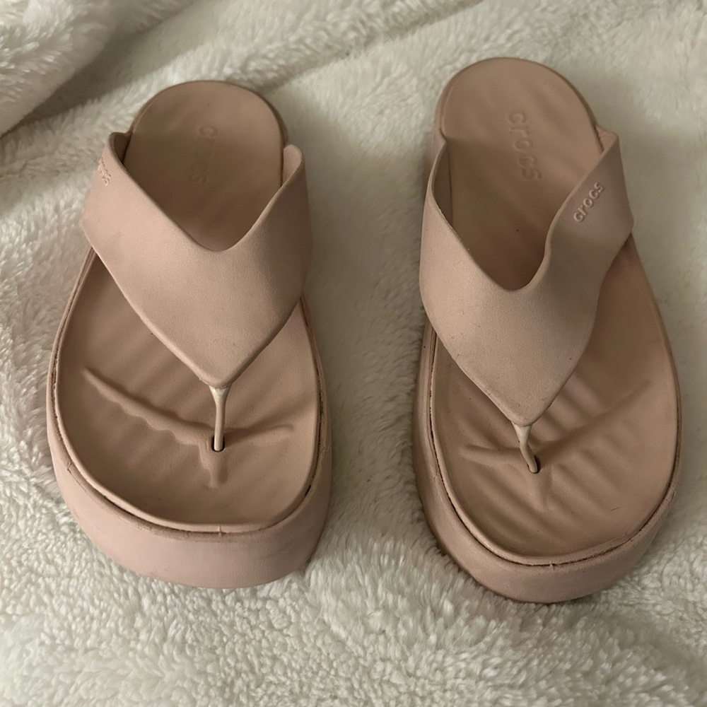 Crocs Getaway Platform Flip Flops in Quartz - Picture 4 of 11